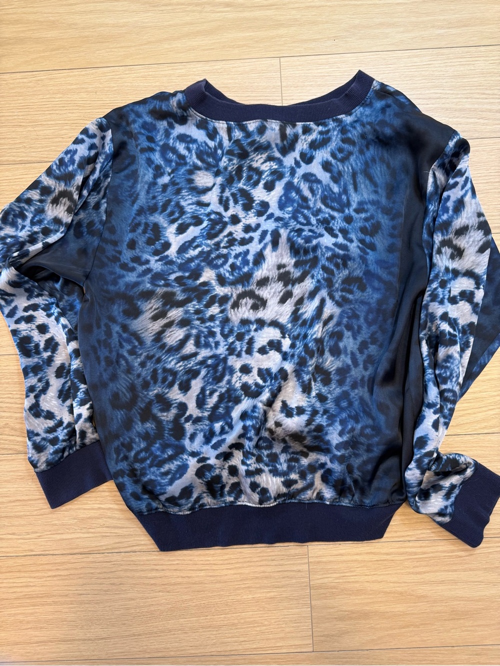 VINCE CAMUTO - Blue Animal Print Women’s top Sz Small